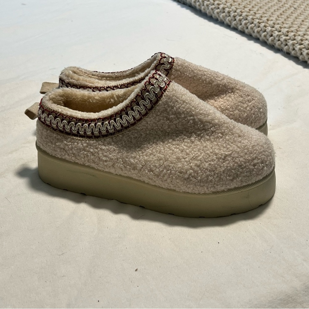 Halston Sherpa Slippers, Size 10